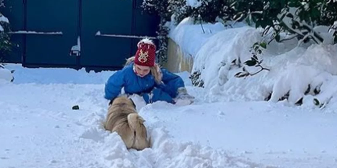 Ελένη Μενεγάκη | Φωτογραφίζει τη μικρή Μαρίνα να παίζει στη χιονισμένη αυλή του σπιτιού τους