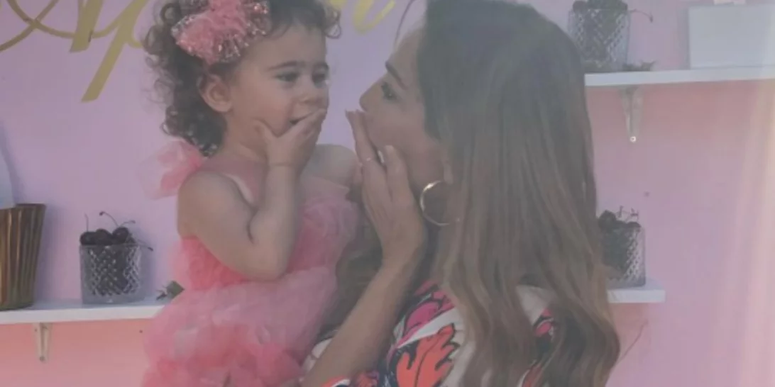 Η Δέσποινα Βανδή ποζάρει με εντυπωσιακό φόρεμα | Οι φωτογραφίες από το ευχάριστο γεγονός πριν την ανακοίνωση του χωρισμού