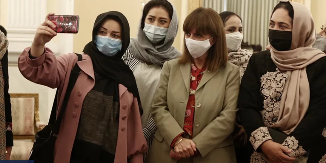 "Δεν θα σας εγκαταλείψουμε" | Το συγκινητικό μήνυμα της Σακελλαροπούλου σε γυναίκες βουλευτές και δικαστές από το Αφγανιστάν