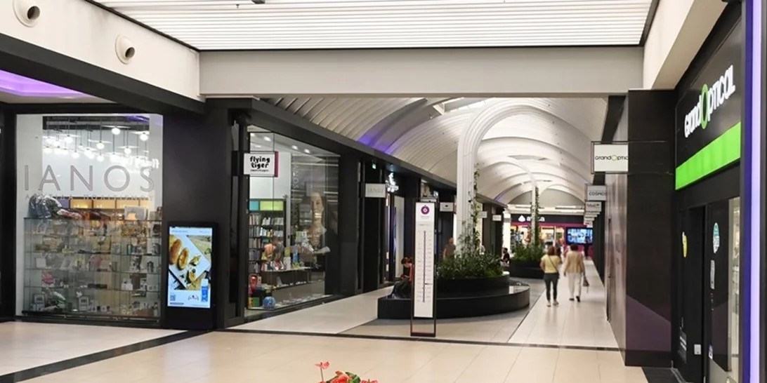 Τα καλύτερα sporty casual looks για τις εκδρομές του Οκτωβρίου