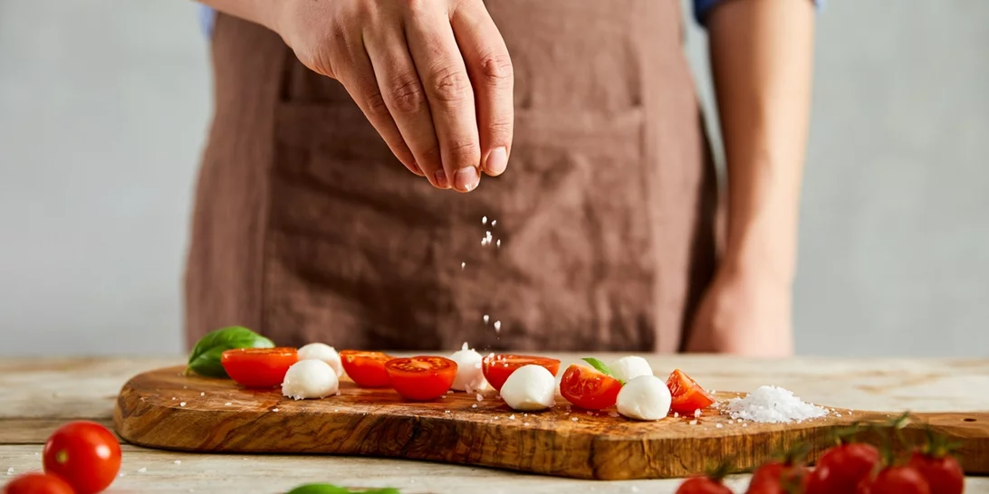 Πόσο αλάτι πρέπει να καταναλώνεις με τα γεύματά σου;