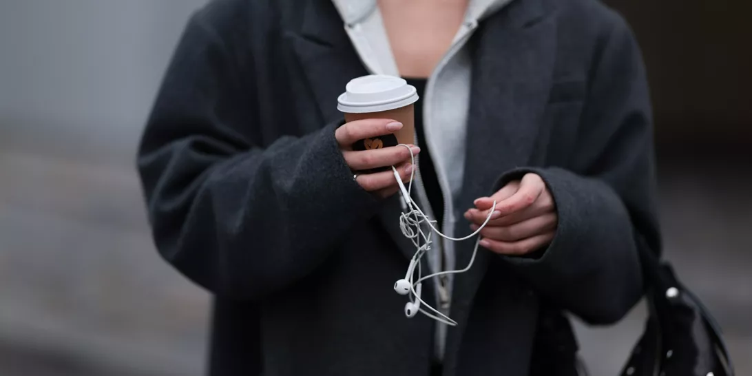 Italian Manicure | Το trick για να βάφεις τα νύχια σου και να δείχνουν αμέσως πιο μακριά