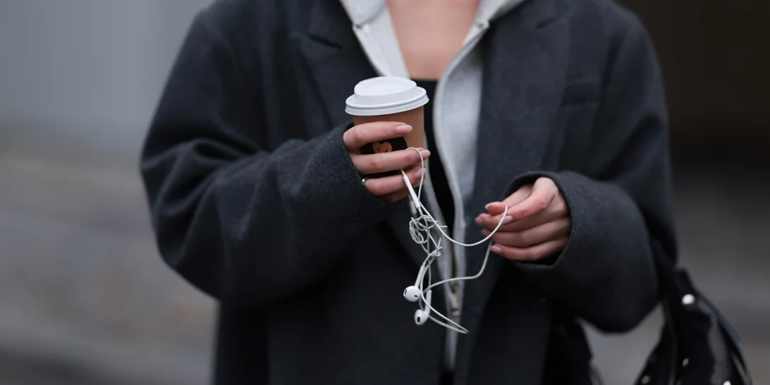 Italian Manicure | Το trick για να βάφεις τα νύχια σου και να δείχνουν αμέσως πιο μακριά