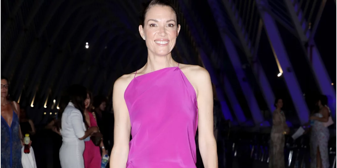 Η Βίκυ Καγιά φόρεσε το ιδανικό φόρεμα για μια βραδινή έξοδο στο νησί