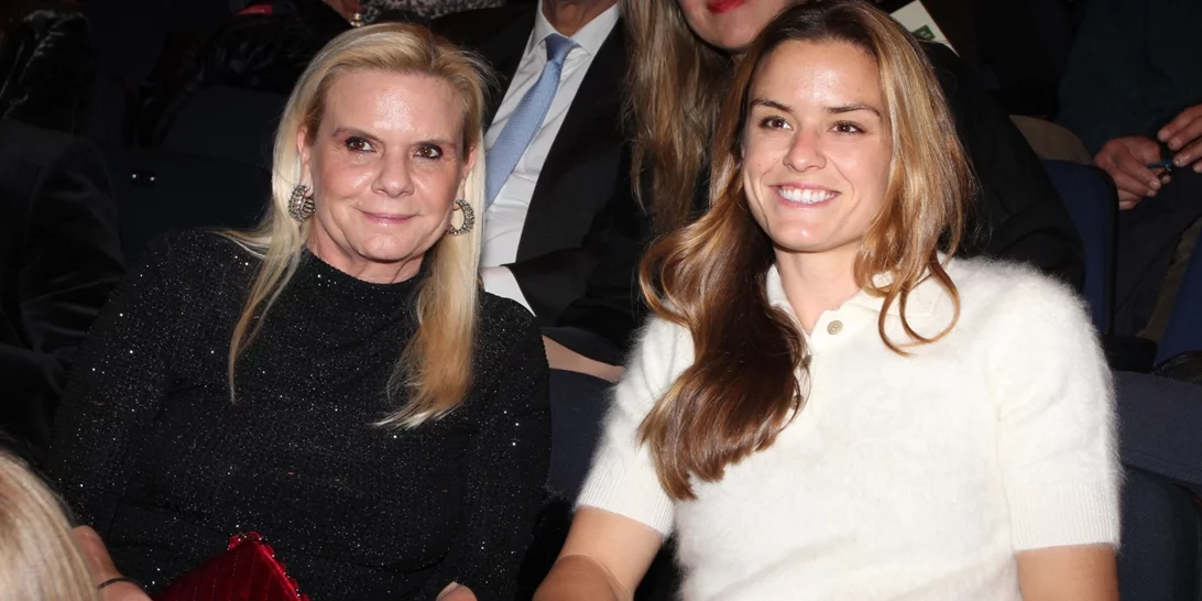 Μαρία Σάκκαρη | Με polo shirt και maxi παλτό για μια βραδιά θεάτρου