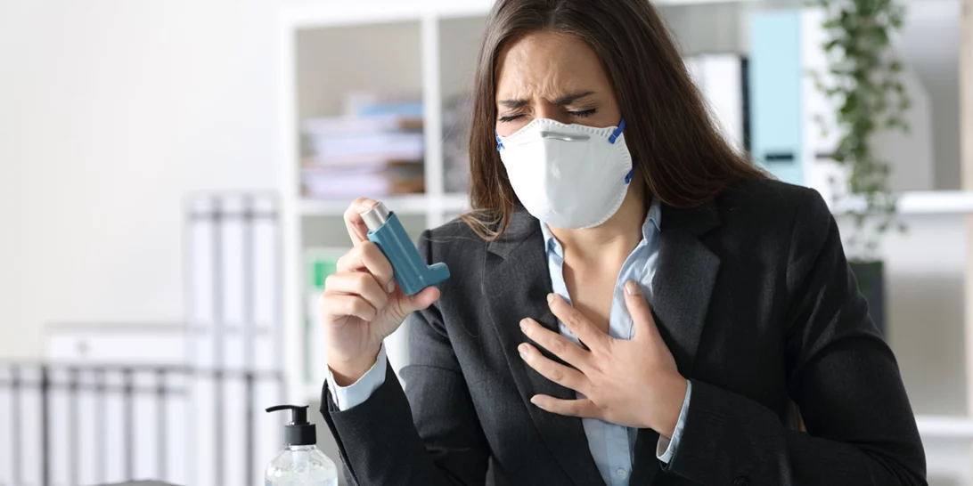 Έχεις άσθμα; Μάθε αν κινδυνεύεις περισσότερο από COVID-19 κι αν πρέπει να κάνεις το εμβόλιο