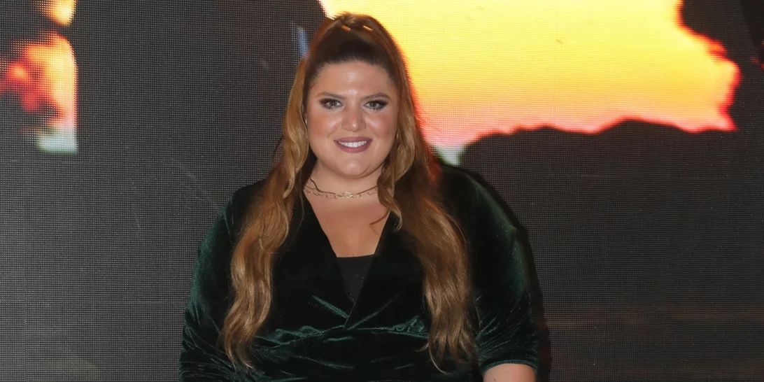 Και η Δανάη Μπάρκα φόρεσε το χρώμα του μήνα | Δες το casual chic look της