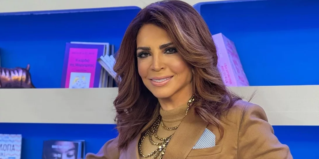 Η Μιμή Ντενίση με bronze σατινέ φόρεμα σε γνωστό spot της Αθηναϊκής Ριβιέρας