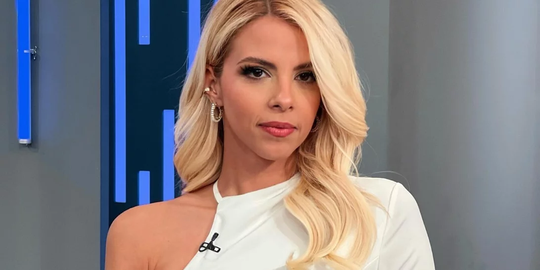 Η Τζένη Μελιτά με το ριγέ φόρεμα, που είχε φορέσει η Κατερίνα Καινούργιου | Κοστίζει 30 ευρώ