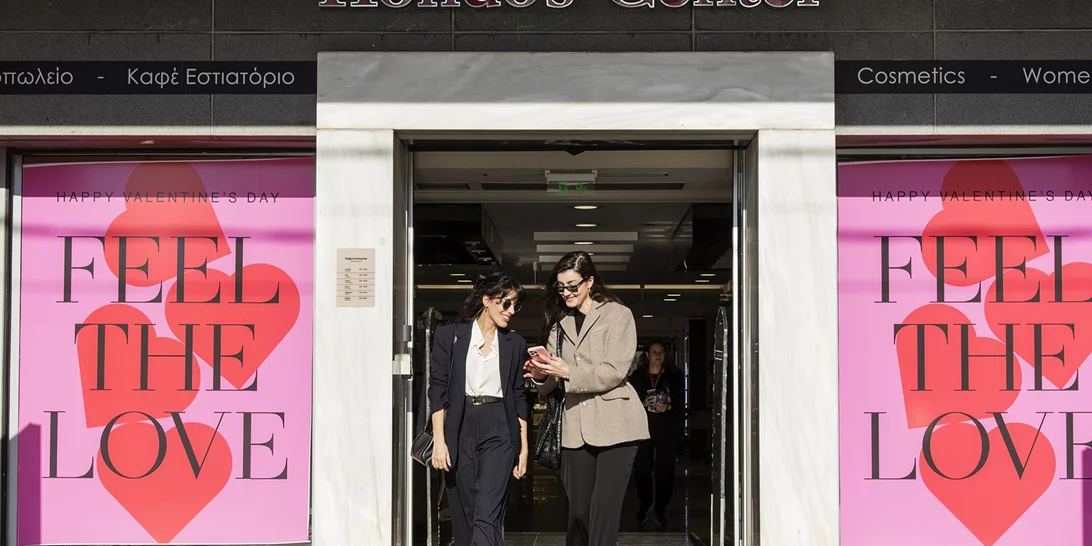 H Κατερίνα Βισέρη δοκιμάζει την πιο viral mascara στα social media