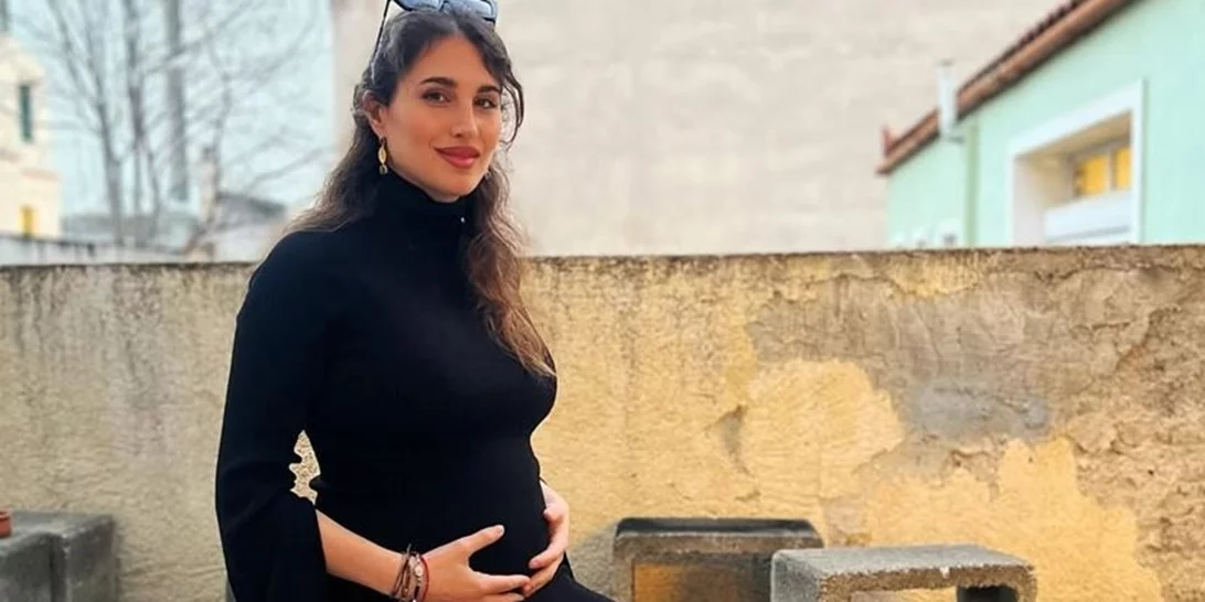 Η Παυλίνα Βουλγαράκη φωτογραφίζει τον σύντροφό της στην κουζίνα λίγο πριν γίνουν γονείς