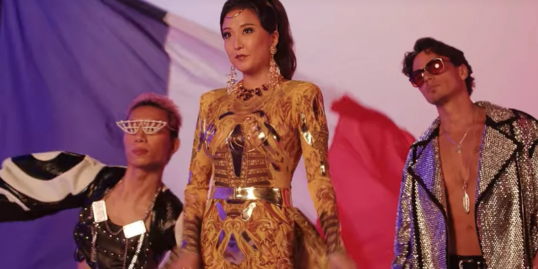 Emily in Paris | Οι Γάλλοι couturiers του On Aura Tout Vu μιλούν στο Missbloom.gr για το look που δημιούργησαν για την Ashley Park και την αγάπη τους για την Ελλάδα