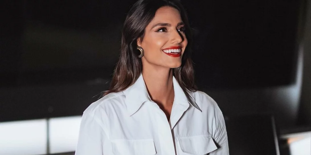 Η Ηλιάνα Παπαγεωργίου προτείνει τον θηλυκό και διαφορετικό τρόπο για να φορέσεις ένα ανδρικό πουκάμισο