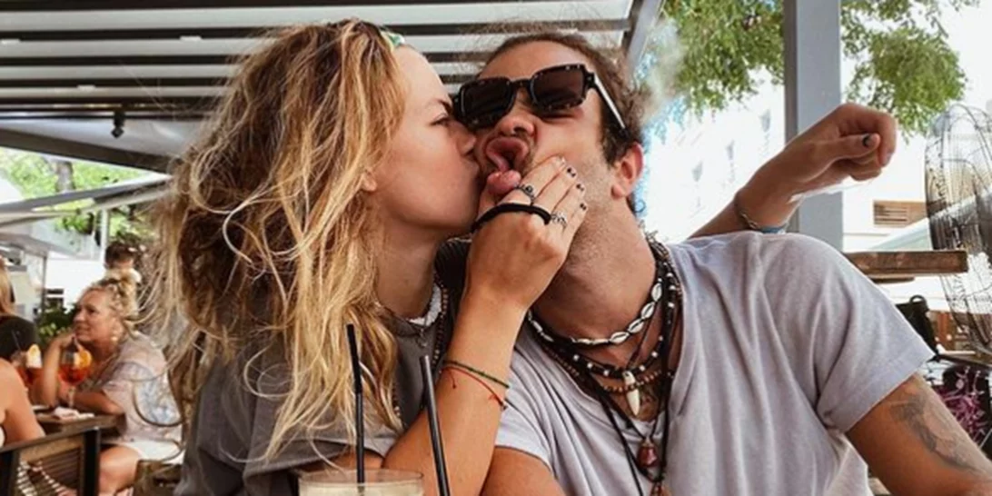 Γαία Μερκούρη | Οι φωτογραφίες από τις ξέφρενες διακοπές στην Άνδρο και η νέα selfie με τον Άγγελο Λάτσιο