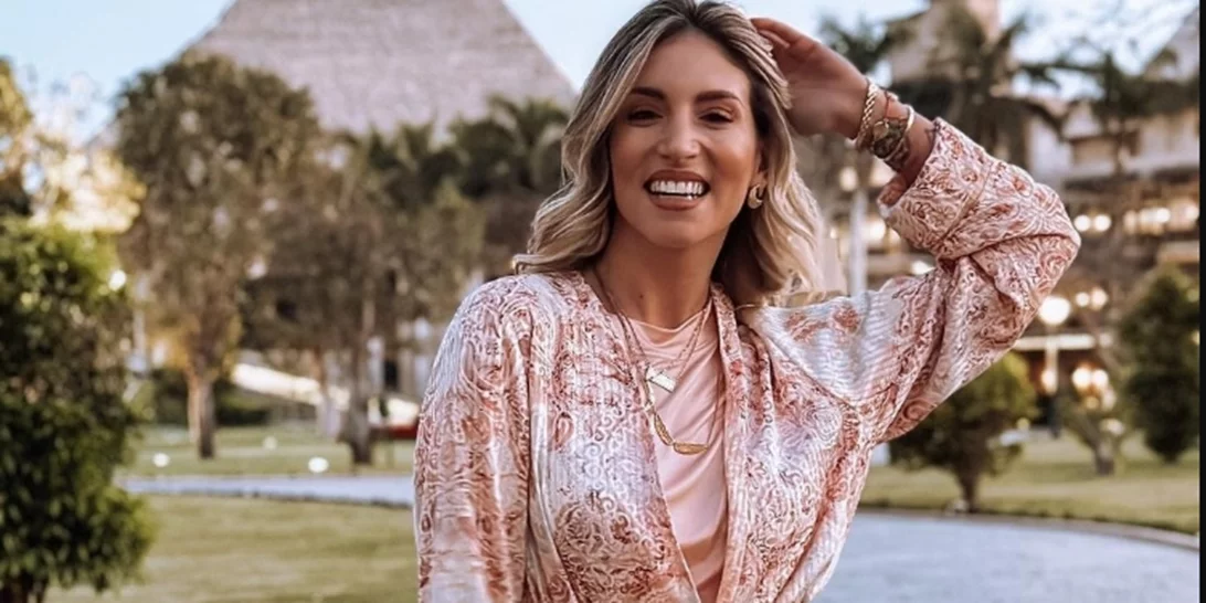 Καλεσμένη σε γάμο; | Το άνετο και επίκαιρο twin set που προτείνει η Αθηνά Οικονομάκου