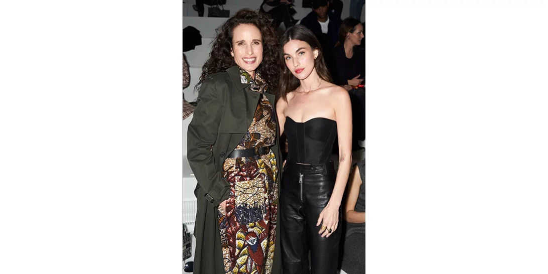 Rainey Qualley | Η κούκλα κόρη της Andie MacDowell εντυπωσιάζει με ένα corset φόρεμα