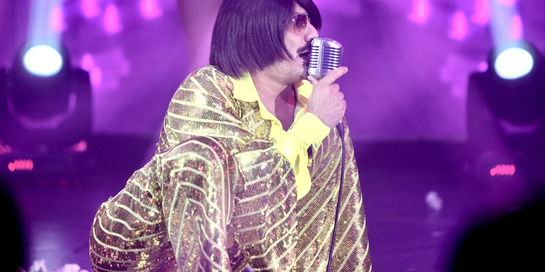 Ο Τόνι Σφήνος χωρίς περούκα και αξεσουάρ των 70s | Η σπάνια εμφάνιση με τη σύζυγό του ως Θάνος Κιούσης