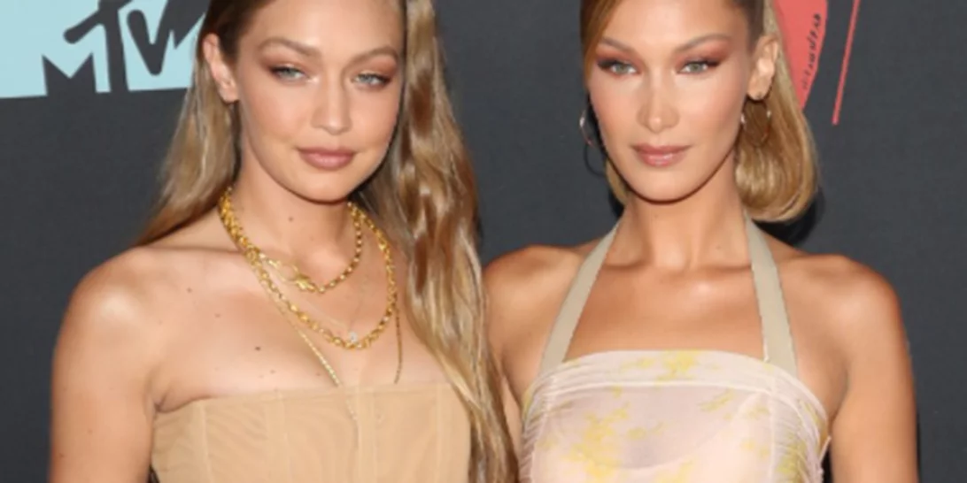 Bella & Gigi Hadid | Ποζάρουν γυμνές στη νέα 'παραδεισένια' καμπάνια του οίκου Versace