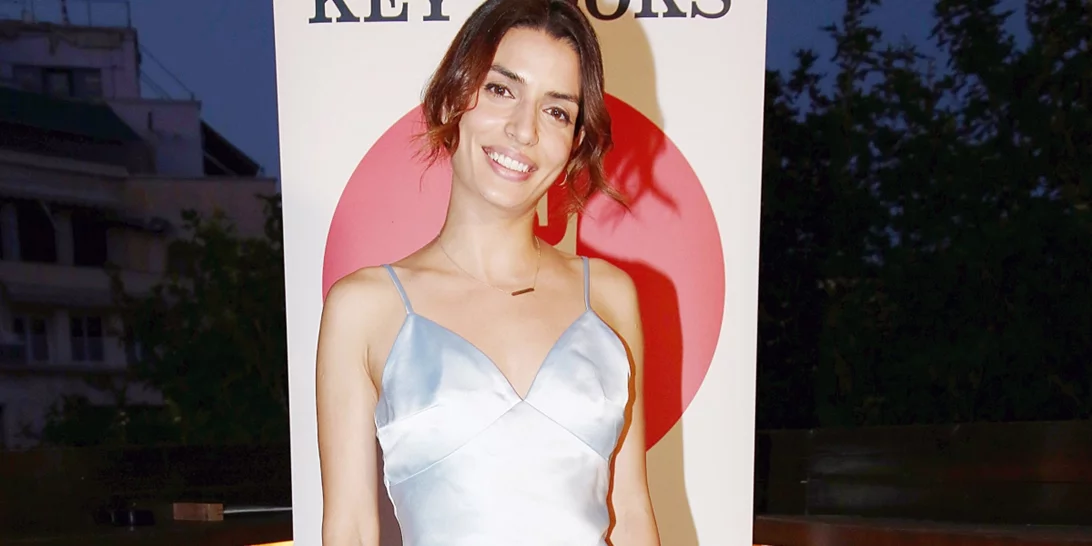 Η Τόνια Σωτηροπούλου με το ιδανικό φόρεμα για τις διακοπές σου από τα H&M