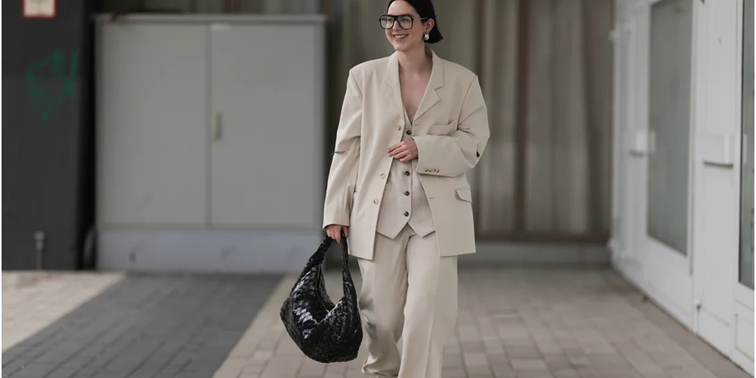 Πώς θα συνδυάσεις κοστούμι με πέδιλα για το γραφείο