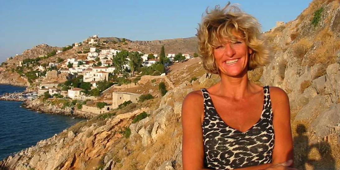 Φεύγει από την Ελλάδα η Ολλανδή δημοσιογράφος Ingeborg Beugel - Της επιτέθηκαν και την χτύπησαν με πέτρα