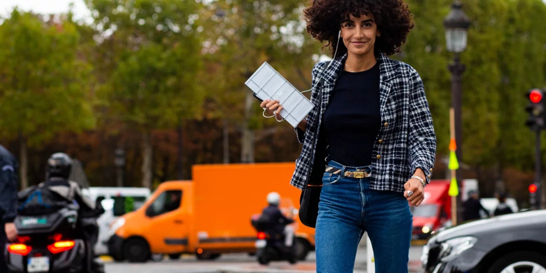 Ο αλάνθαστος στιλιστικός συνδυασμός που θα σε κάνει αβίαστα πιο κομψή φορώντας τζιν