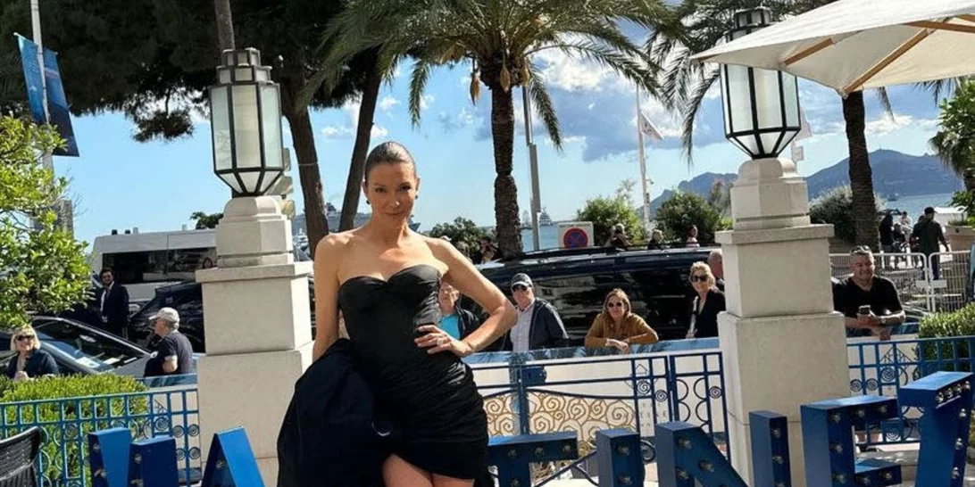 Η Βίκυ Καγιά με μαύρο mini φόρεμα διά χειρός Celia Kritharioti στο κόκκινο χαλί του Φεστιβάλ Καννών