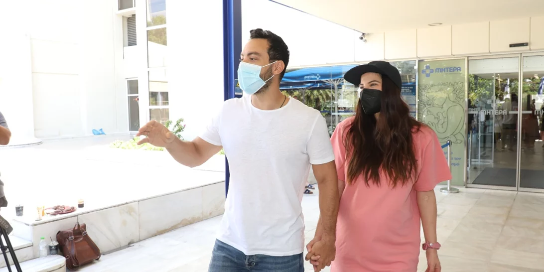 Με ένα απολύτως αθλητικό look η Χριστίνα Μπόμπα στην έξοδο της από το μαιευτήριο