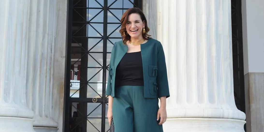 1 floral πουκάμισο- 2 διαφορετικά looks | Η Όλγα Κεφαλογιάννη προτείνει πώς να το φορέσεις