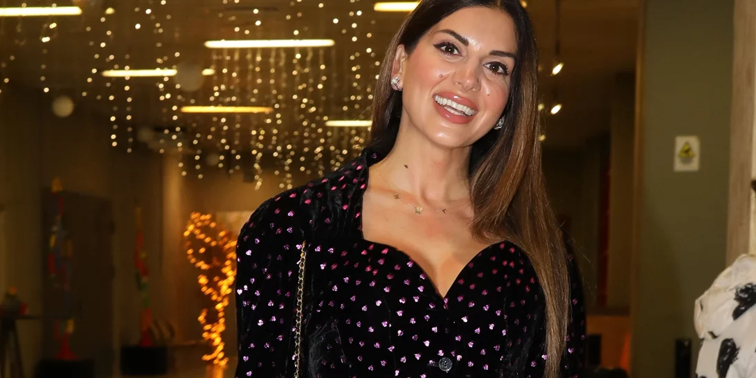 Βραδιά μιούζικαλ για τη Σταματίνα Τσιμτσιλή | Με mini black dress και τον Θέμη Σοφό στο πλευρό της