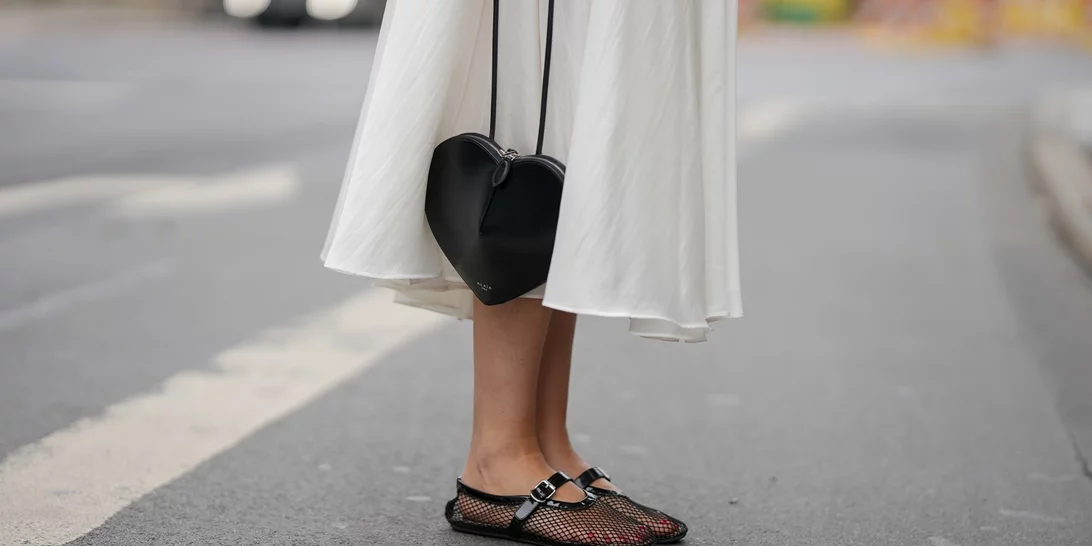 Οι cute μπαλαρίνες με λουλούδια από τη Zara για τις πρωινές εμφανίσεις στη πόλη | Κοστίζουν κάτω από 30 ευρώ