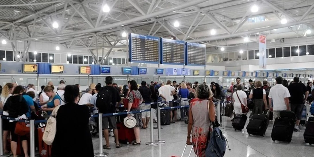 Ρεκόρ αφίξεων αλλά μείωση στα έσοδα | Ο ελληνικός τουρισμός σε κρίσιμο σταυροδρόμι