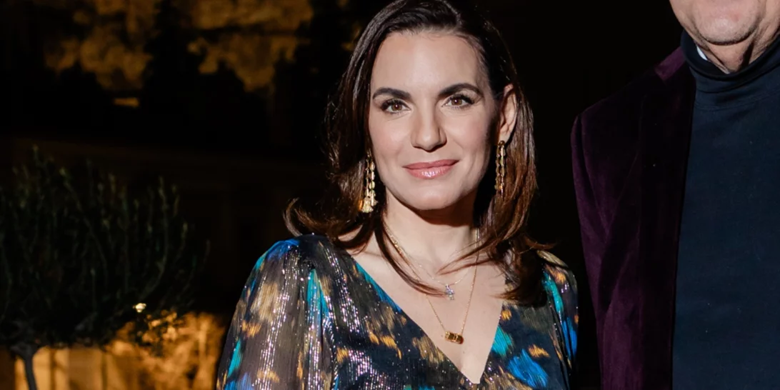 Η Όλγα Κεφαλογιάννη με εμπριμέ στραφταλιζέ φόρεμα σε εκδήλωση του υπουργείου τουρισμού