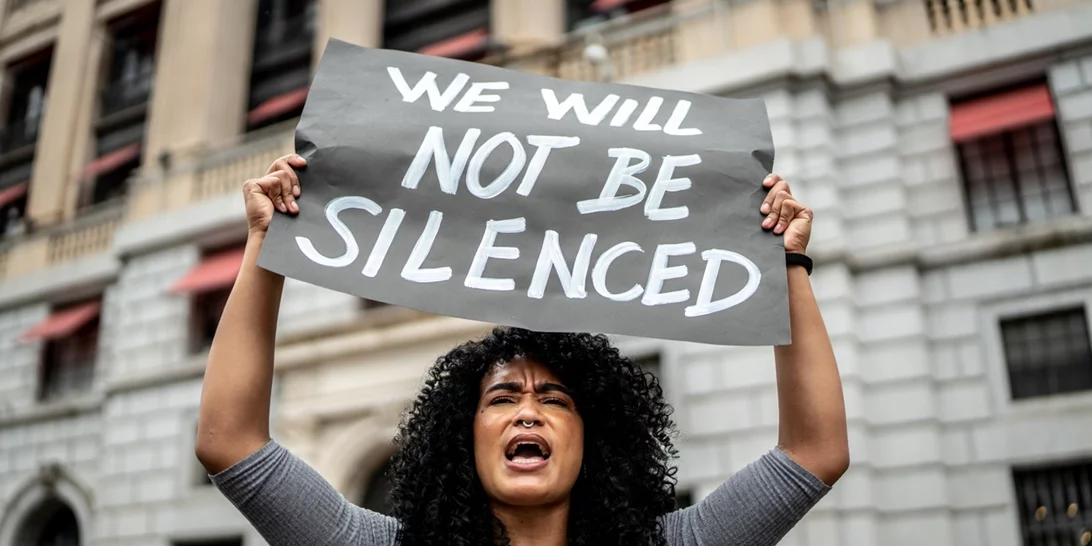 Ιράν: "Οι δυνάμεις ασφαλείας πυροβολούν τις διαδηλώτριες στο κεφάλι και στα γεννητικά όργανα"