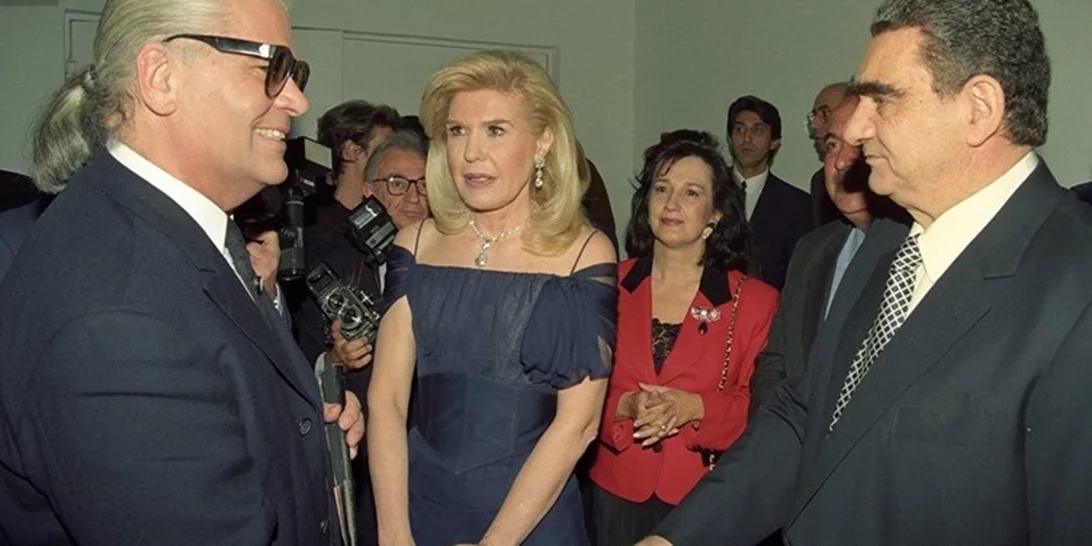 Έτος 1994 | Βαρδής και Μαριάννα Βαρδινογιάννη υποδέχονται τον Karl Lagerfeld στην Αθήνα