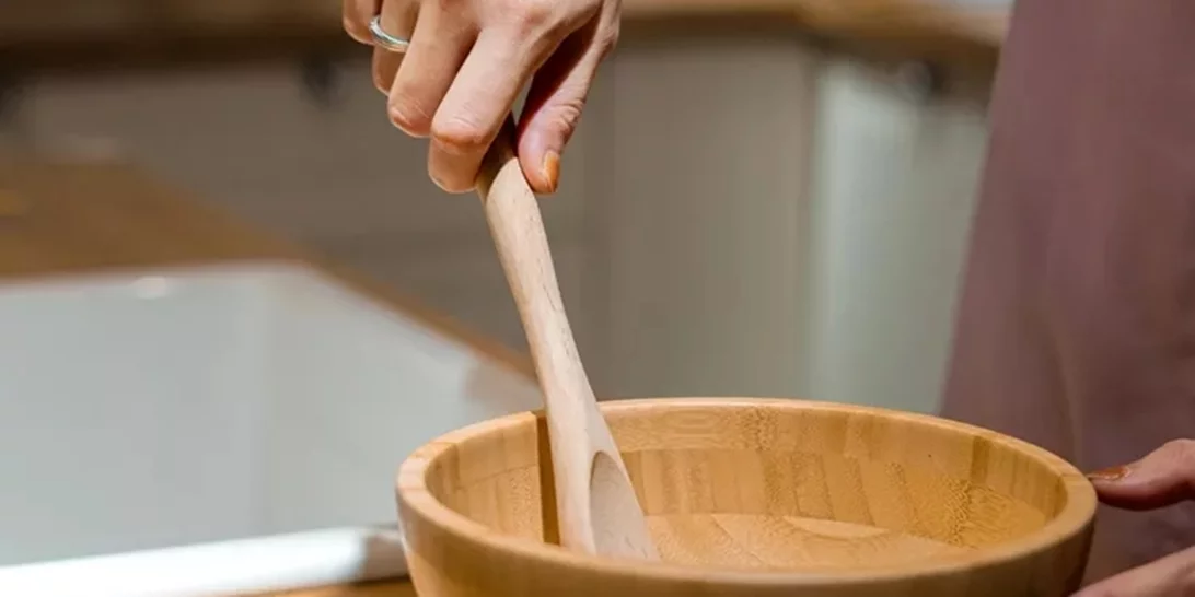 Πώς θα καθαρίσεις σωστά τις ξύλινες κουτάλες - απομάκρυνε όσα δεν 'βλέπει το μάτι' μας