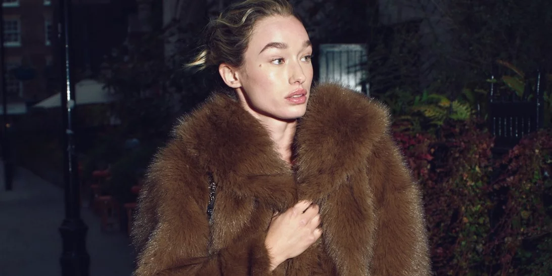 Το καφέ σετ από τη Zara είναι ό,τι πιο κομψό και άνετο θα φορέσεις τη νέα χρονιά