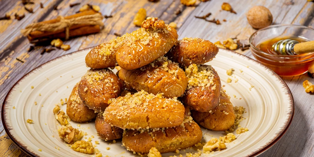 Η "άχαστη" συνταγή για τα πιο λαχταριστά μελομακάρονα του Άκη Πετρετζίκη