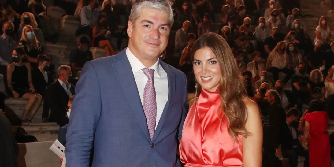 Στη βάφτιση της Νάγιας και της Μαίρης Σοφού | Σαν νεράιδα στα λευκά η Σταματίνα Τσιμτσιλή στο διπλό μυστήριο