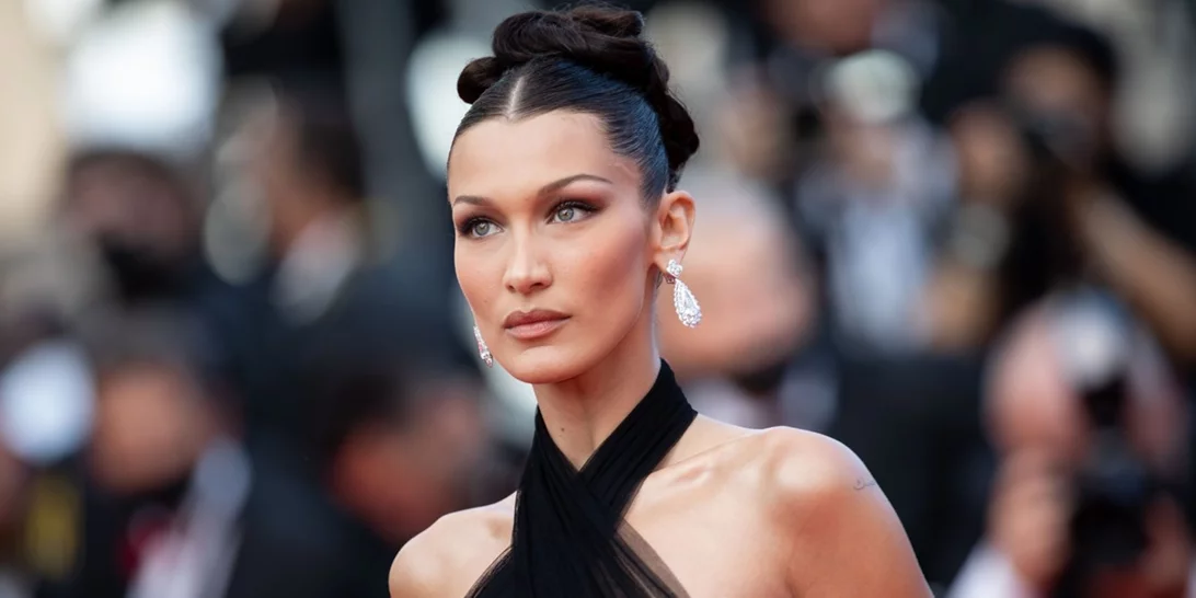 Φεστιβάλ Καννών | Η εμφάνιση της Bella Hadid με vintage δημιουργία που είχε φορέσει η Naomi Campbell