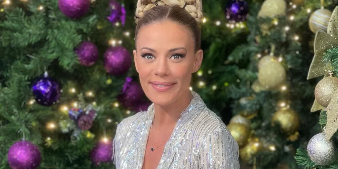 Το glam look της Ζέτας Μακρυπούλια που θα σε βάλει αμέσως σε χριστουγεννιάτικο mood