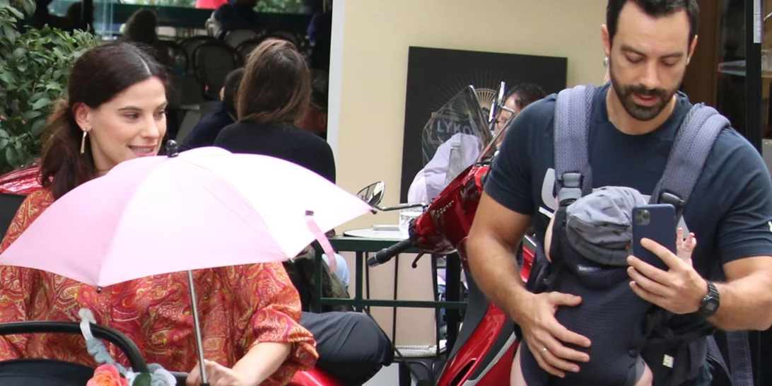 Χριστίνα Μπόμπα - Σάκης Τανιμανίδης | Οικογενειακή βόλτα με τις δίδυμες κόρες τους, Φιλίππα και Αριάνα