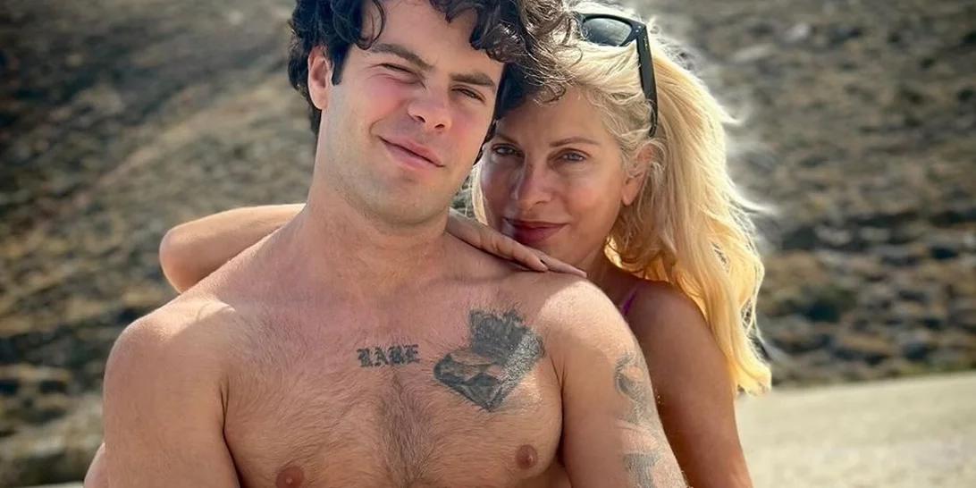 Η Ελένη Μενεγάκη και ο Άγγελος Λάτσιος για μπάνιο στα Άχλα