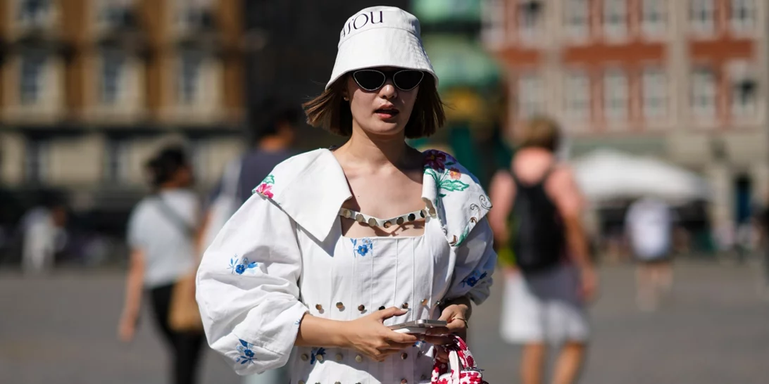 Αυτό είναι το κομψό αξεσουάρ που πρέπει να έχεις σίγουρα μαζί σου στις διακοπές