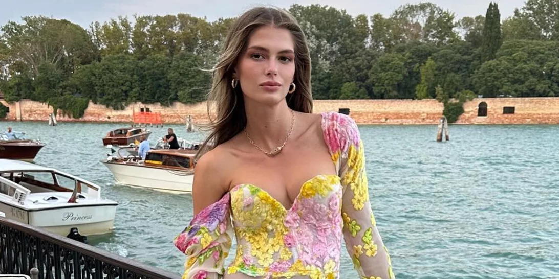 Η Αμαλία Κωστοπούλου με φόρεμα στο χρώμα που είναι τέλεια επιλογή για καλοκαιρινούς γάμους