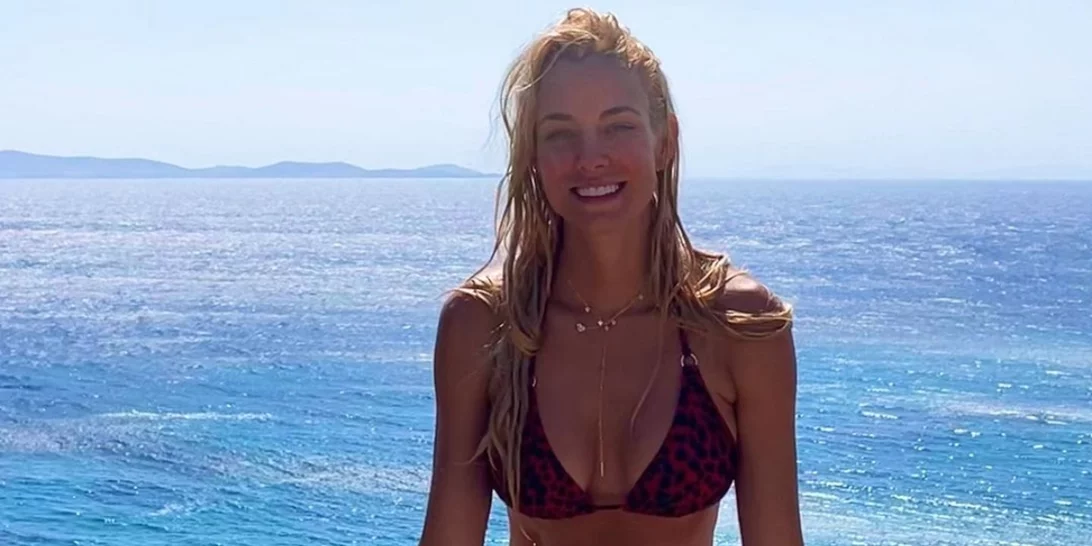Το καλοκαίρι δεν τελείωσε για τη Δούκισσα Νομικού | Η φωτογραφία με μπικίνι στην παραλία