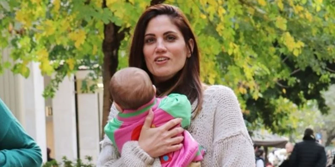 Μαίρη Συνατσάκη | Βόλτα με την 1 έτους Ολίβια στη γειτονιά τους