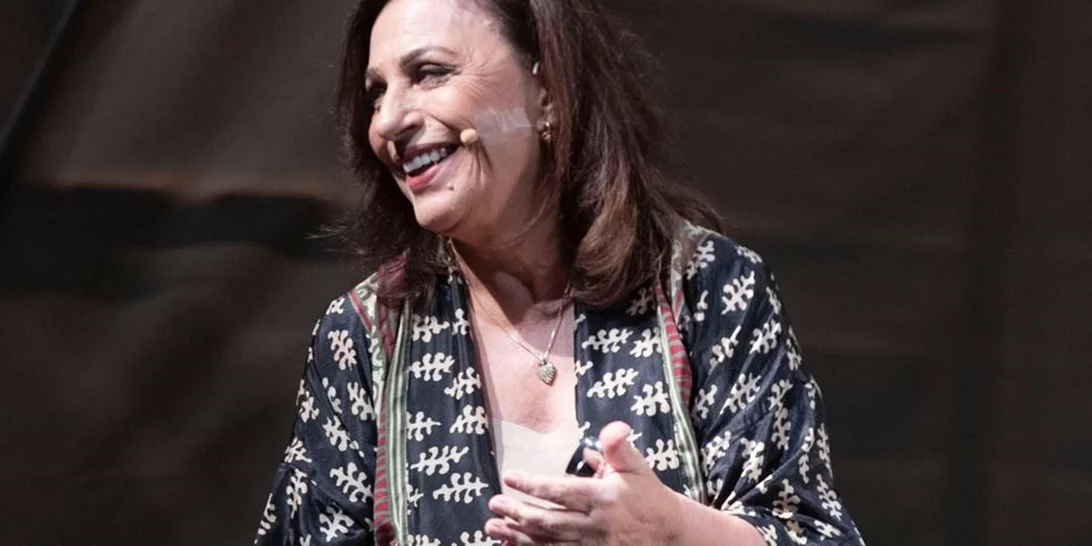 Xάρις Αλεξίου | Σε παραδοσιακό καφενείο στην Αίγινα