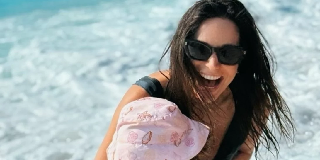 Η Κατερίνα Γερονικολού σε παιχνίδια στη θάλασσα με τις βαφτιστήρες της