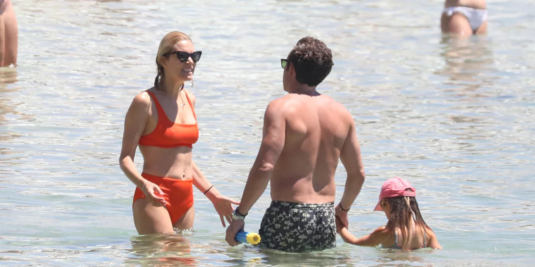 Βίκυ Καγιά - Ηλίας Κρασσάς | Στην παραλία με τα παιδιά τους, Μπιάνκα και Κάρολο